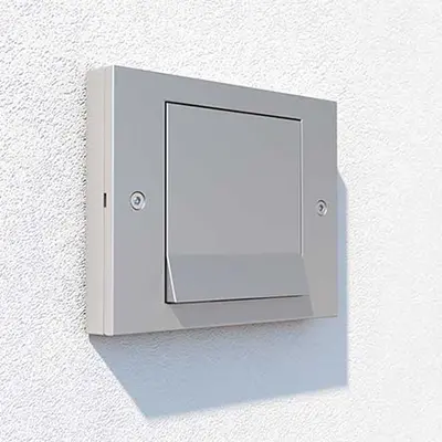 Viel Installationsraum und vier Befestigungspunkte für die anwenderfreundliche Montage der Einbaugeräte - auch in Kombination - möglich. 