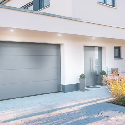 …façades isolées avec éclairage extérieur au-dessus de l’entrée et de la porte du garage.