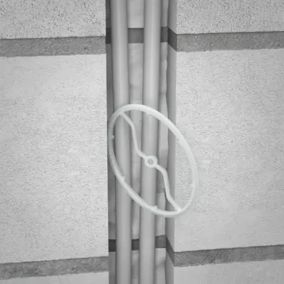 Mauernutclip am äußeren Rand festhalten, zur Hälfte in den Schlitz legen und hinein drehen.