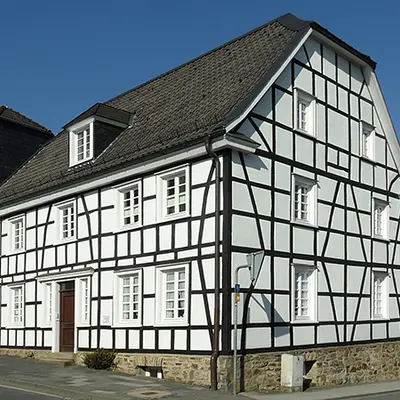 Facade of a listed half-timbered house.