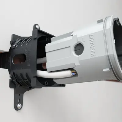 The box allows 4 cables up to Ø 11.5 mm to be entered.