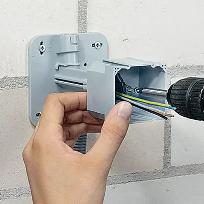 Il fissaggio dal davanti ed il limitatore di profondità permettono un posizionamento preciso ed evitano delle installazioni sbagliate.