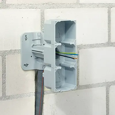 Con un supporto è possibile realizzare delle combinazioni di due o tre scatole per montaggio orizzontale o verticale.