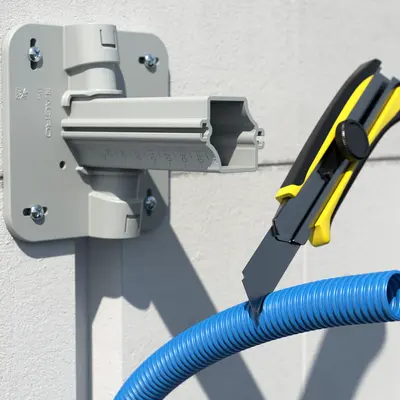 Adattare e tagliare il tubo d'installazione alle introduzioni per tubi al livello dello zoccolo del supporto.