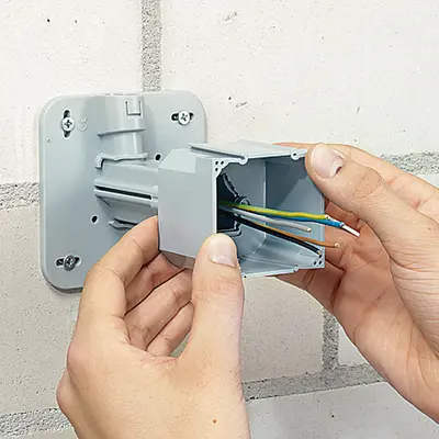 Infilare la scatola da incasso sulla prolunga e spingerla fino al limitatore di profondità.