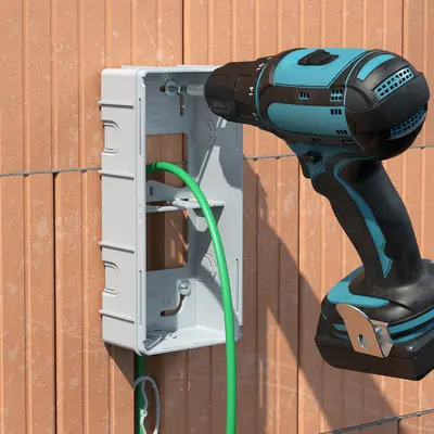 Schroef de basis van de behuizing op de wand.