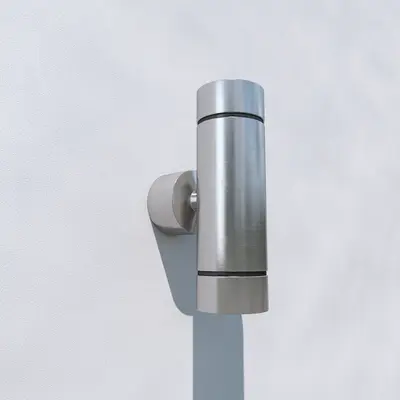 Le luminaire est monté de manière sûre, stable et à fleur de la paroi.