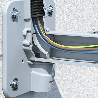 The two conduit entries on the carrier guarantee secure conduit support. The integrated cable routing ensures fast, easy cable insertion.
