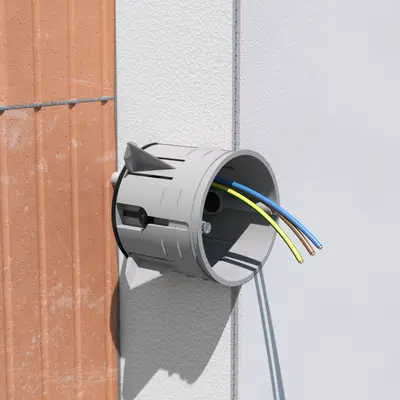 De weerhaken van de doos snijden zich vast in het isolatiemateriaal.