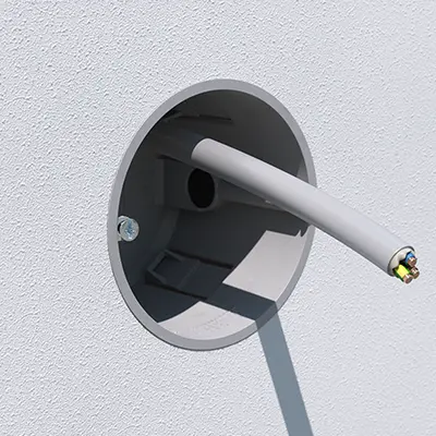 De doos zit gelijk met de wand en stevig vast.