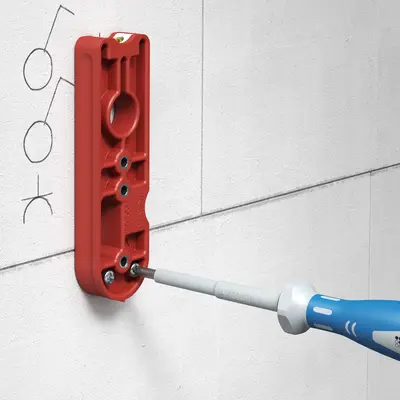 Secure the drilling template further using two fixing screws.