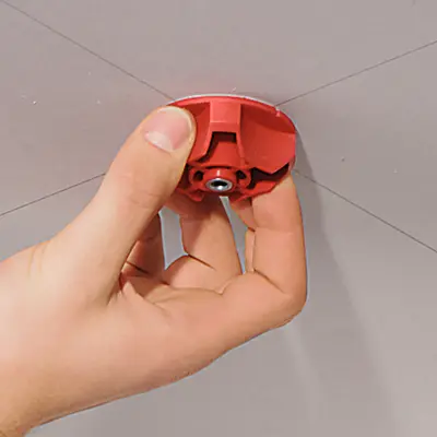 Marcare il centro del foro (ev. con il dispositivo di centratura). Impostare il regime di rotazione del trapano. Perforare un'ev. lamiera con una punta da 6 mm.
