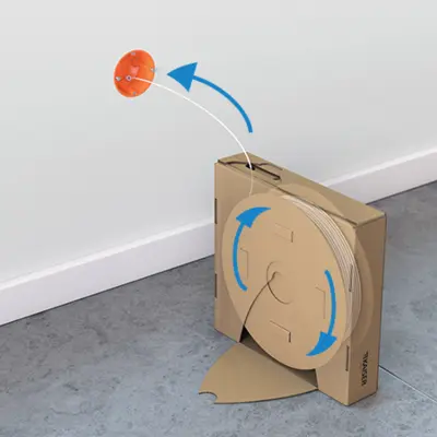 Le carton à dérouler est placé dans la bonne position de déroulement. En option, le repose-pieds peut être déplié pour faciliter la manipulation