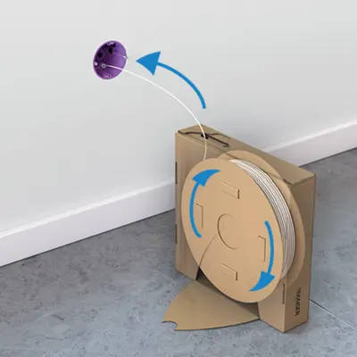 Le carton à dérouler est placé dans la bonne position de déroulement. En option, le repose-pieds peut être déplié pour une meilleure manipulation