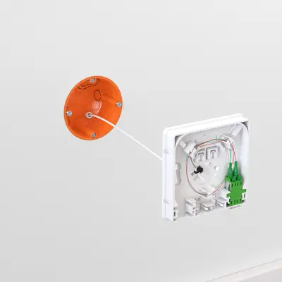 Monter maintenant le raccordement d'abonné de manière précise sur le boîtier d'appareillage, le mur ou le panneau multimédia.
