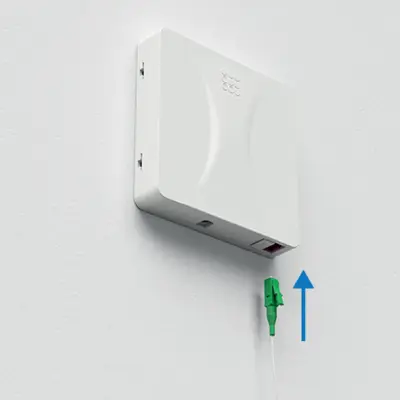 Encliqueter le cache et brancher le câble patch au routeur (en option).