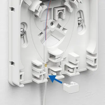 Fixer le câble en fibre optique et enclencher la décharge de traction.