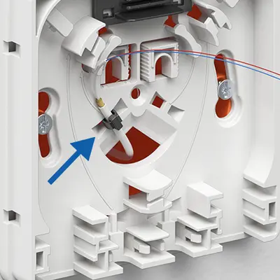 En option, fixer le câble en fibre optique en cas d'entrée de câble par l'arrière.