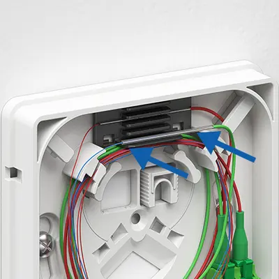 Effectuer l'épissure et déposer la protection d'épissure à sertir dans le support.