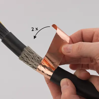 Per una protezione ottimale dello schermo del cavo,
è necessario applicare il nastro EMC in rame fornito in dotazione (nastro adesivo in rame 25 mm, Scotch 3M tipo 1181).
