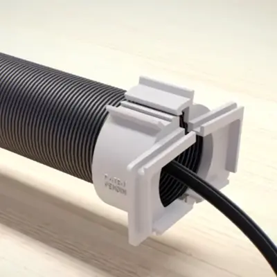Prefab aanbrengen van datakabels in een flexibele buis Ø 34 mm (art.nr.: AT7242). Plaats de invoer Ø 34 mm (art.nr.: AT5303) om de flexibele buis.