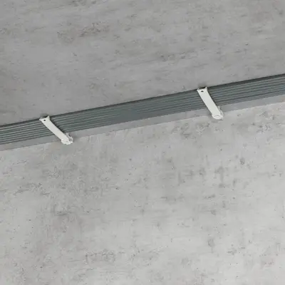 Gemakkelijk te bevestigen aan het plafond of wand met een inklopanker of plug en schroef.