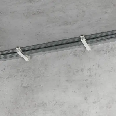 Met de duimgreep kan de kabelklembeugel eenvoudig opengetrokken worden. Via de schroefopening aan het uiteinde kan deze extra worden vastgeschroefd. Maximaal 2 kabelklembeugels onder elkaar.