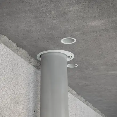 Les tubes apparents M20 sont posés près du mur.