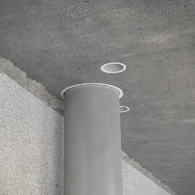Les tubes apparents M25 sont posés près du mur.