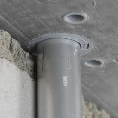 Les tubes apparents M20 sont posés près du mur.