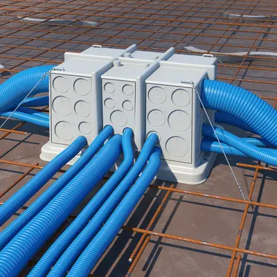 Des plaques métalliques supplémentaires garantissent une fixation sûre à l'armature avec du fil à ligaturer.