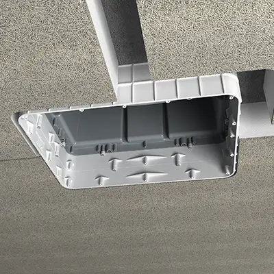 En présence d'une isolation de faux-plafond, la boîte de passage peut être agrandie au moyen d'un cadre intermédiaire.