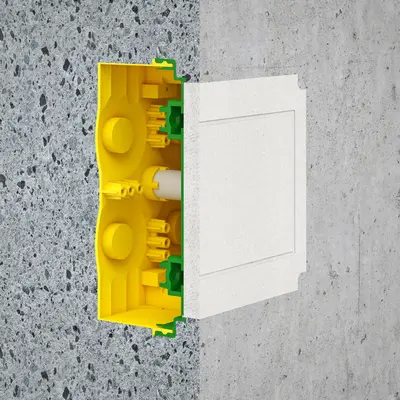 De ingebetonneerde behuizing met de vlakke aansluiting op de mineraalvezelplaat. De groef in de mineraalvezelplaat geeft het maximale montagebereik aan.