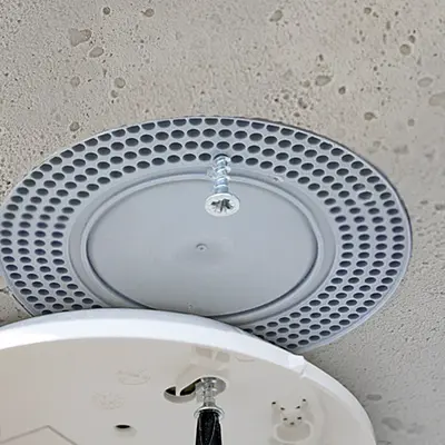 ...se vissent aisément dans la surface à visser universelle.
