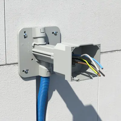 Infilare la scatola da incasso sulla prolunga e spingerla fino al limitatore di profondità.