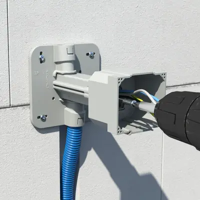 Il fissaggio dal davanti ed il limitatore di profondità permettono un posizionamento preciso ed evitano delle installazioni sbagliate.