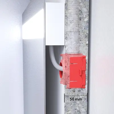 De Flat 45-aansluitdoos voor wandlamp heeft in wanden vanaf 50 mm ruimte voor 3 aansluitklemmen en bijbehorende leidingen resp. voor de aansluiting van een speellamp.