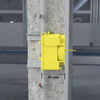 De Flat 45 bevestigings- en steunelementen voor wanddiktes van 6 tot 12 cm drukken de voorkant van de doos tegen de werkbekisting en zorgen voor een veilige positionering.