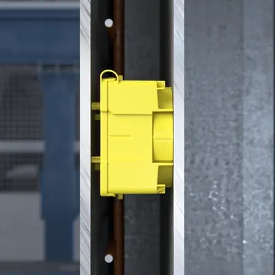 De opnames aan de achterkant van de Flat 45-systeemdozen worden gebruikt in 50 mm wanden om de achterkant te ondersteunen bij bekisting en voorkomen het kantelen van de doos bij bevestiging aan de achterkant.