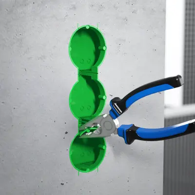 Comfortabele installatie van voorbedrade inbouwapparaten in meervoudige combinaties door middel van een achteraf uitbreekbare scheidingswand.