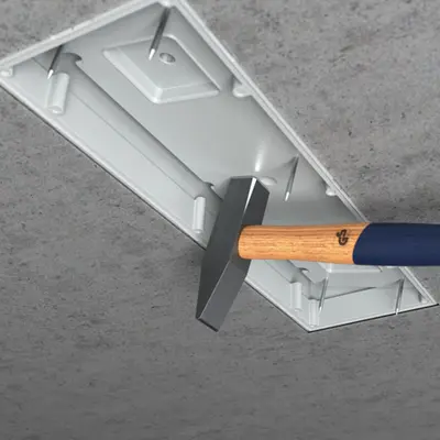 Après le décoffrage, ouvrir la membrane avec un marteau et, si nécessaire, avec un tournevis.