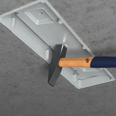 Open the plaster skin with a hammer and, if necessary, with a screwdriver.