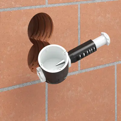 Le boîtier coupe-feu encastré offre 6 possibilités d’introduction pour des tuyaux jusqu’à M25 et des câbles de Ø 11,5 mm maximum.