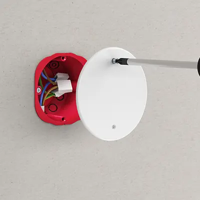 Avec couvercle coupe-feu utilisable comme boîtier de raccordement