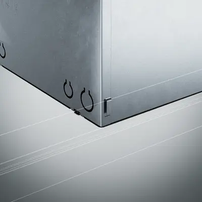 Due linguette pieghevoli per inserimento opzionale nei profili del soffitto sospeso.