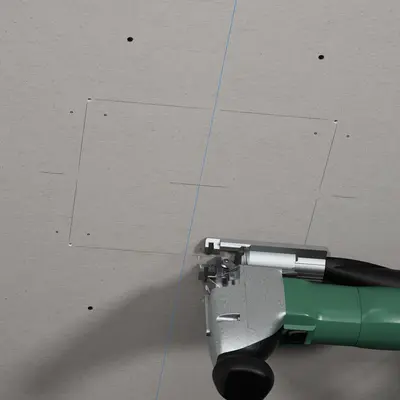 ...produrre l‘apertura e conservare il ritaglio per uso ulteriore.