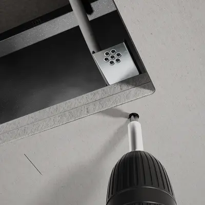 Avvitare la scatola sul soffitto antincendio...