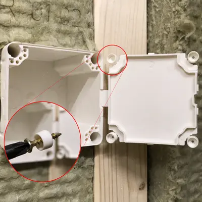 Togliere i coperchidagli angoli della scatola ed applicare le viti a testa incavata 3,5 x X come mostrato sopra.