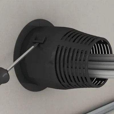 Staccare e aprire l’elemento d’impermeabilità girandolo di 1/4 giro sulla sinistra.