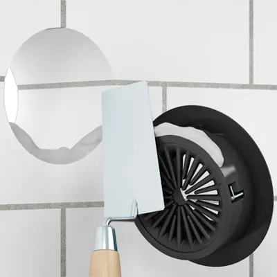 Inserire il cilindro di compartimentazione applicando del gesso, della calcina o del cemento nell’apertura d’installazione e farci passare i cavi o tubi.